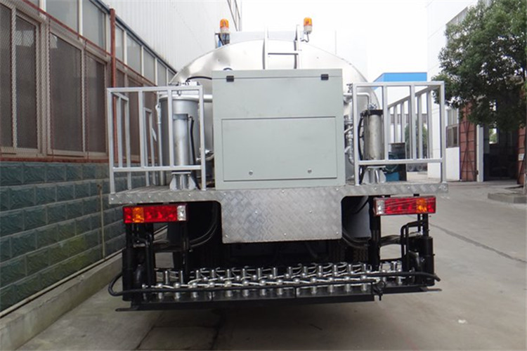 重汽8方瀝青灑布車(chē)