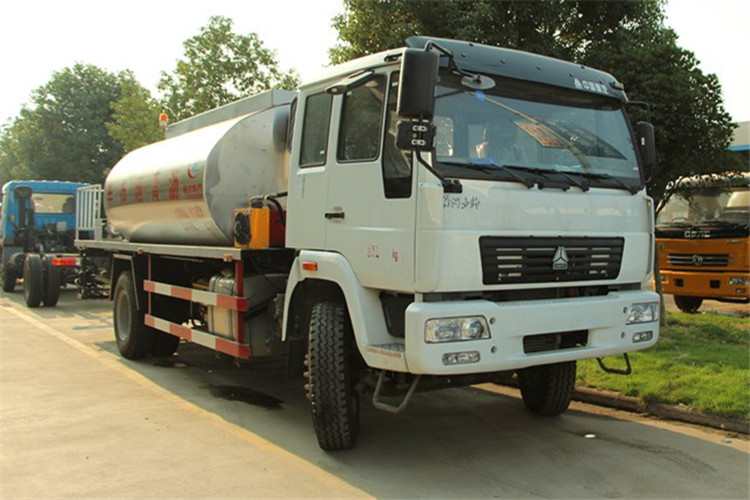 重汽8方瀝青灑布車(chē)