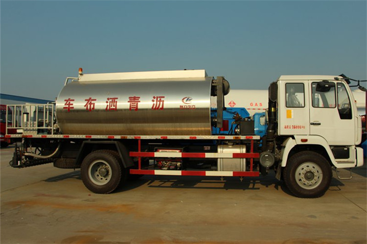 重汽8方瀝青灑布車(chē)
