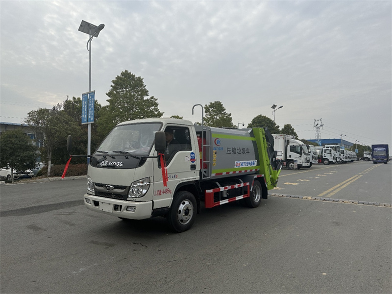 湖北程力福田藍(lán)牌5.8方壓縮垃圾車(chē)